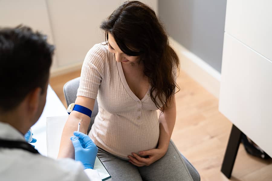 Vrouw krijg prenatale screening en hoeft geen eigen risico te betalen