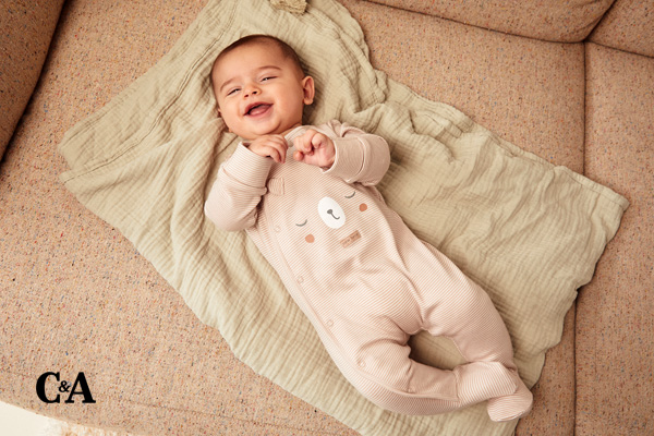 baby in newbornkleding van C&A liggend