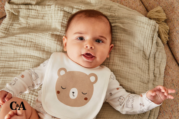 baby in newbornkleding van C&A