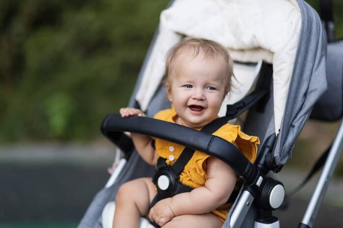Kindje in kinderwagen