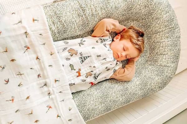 Jongetje slaapt in Little Unicorn slaapzak