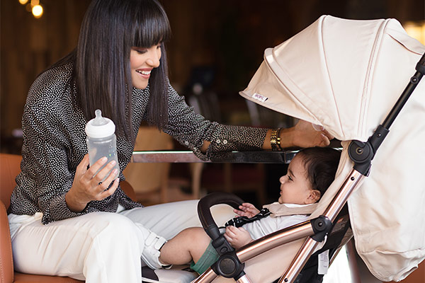 moeder met baby in kinderwagen