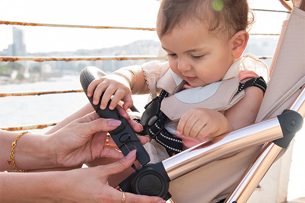 baby speelt in kinderwagen