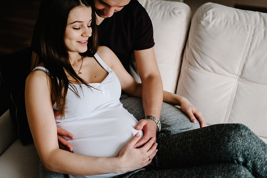 pregnant woman with partner thinking about health insurance
