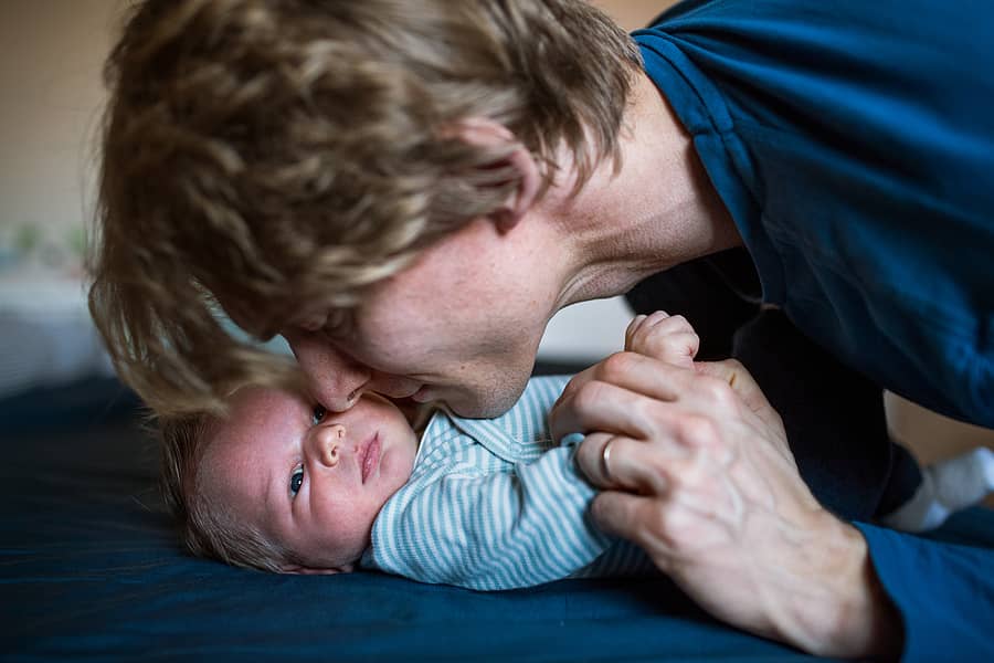Jonge vader bespaart tijd door babyhacks
