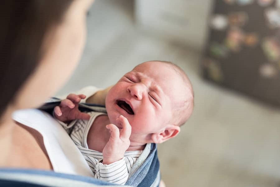 Huilende baby met te kort tongriempje