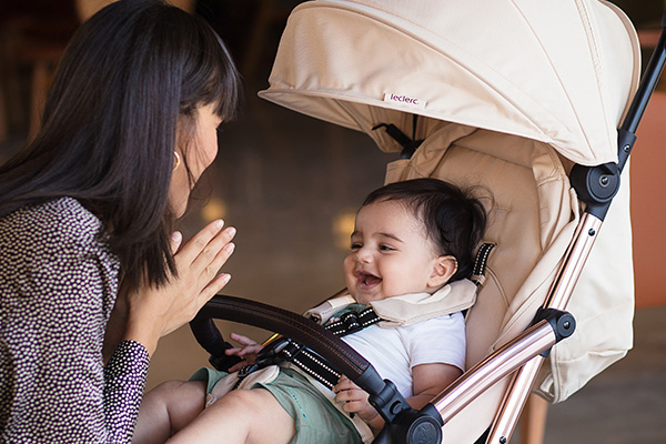 baby lacht in kinderwagen
