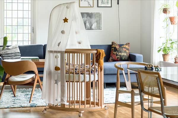 Stokke Sleepi in de woonkamer