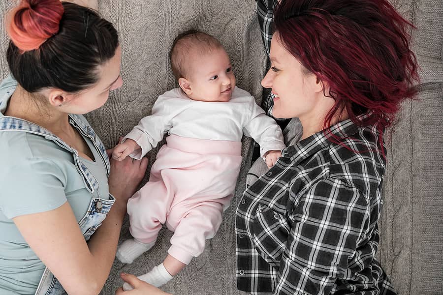Moeders genieten van baby met zeldzame babynamen