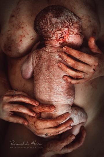 Pasgeboren baby in armen van moeder