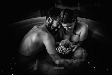 Vrouw met partner en pasgeboren baby na badbevalling