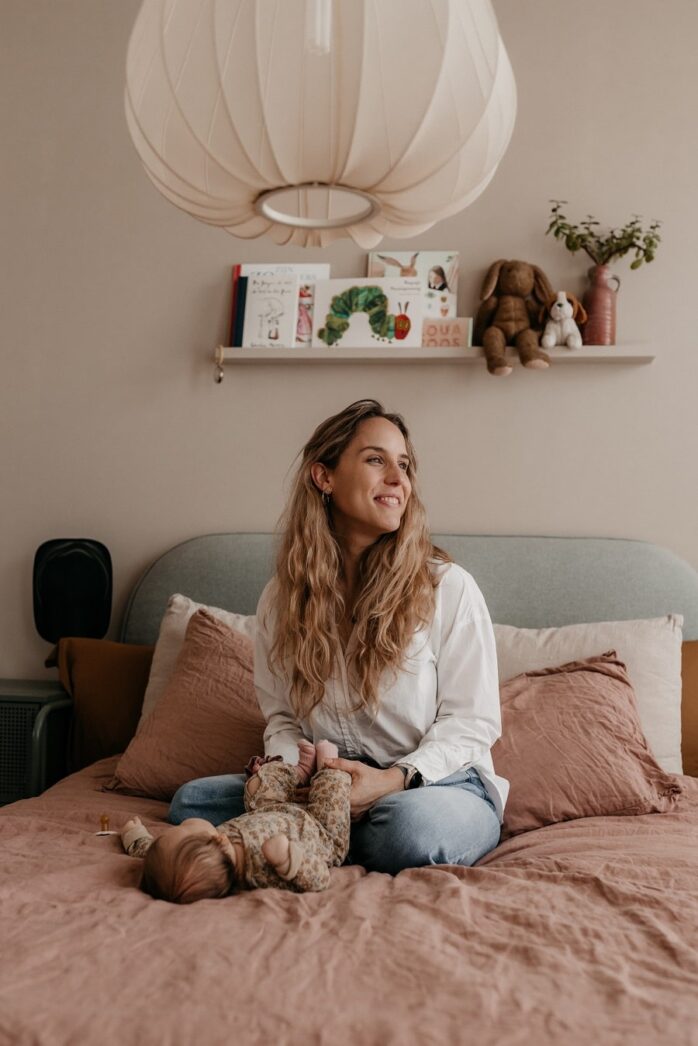 Dide met baby Loua op bed tijdens de kraamweken