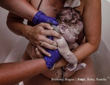 Pasgeboren baby in armen van moeder