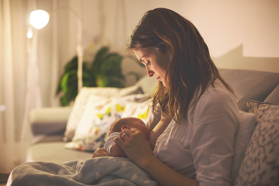 Moeder met een baby die 's avonds wil clusteren