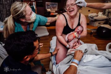 Opgeluchte en blije vrouw na bevalling