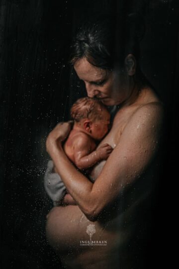 Vrouw houdt pasgeboren baby vast