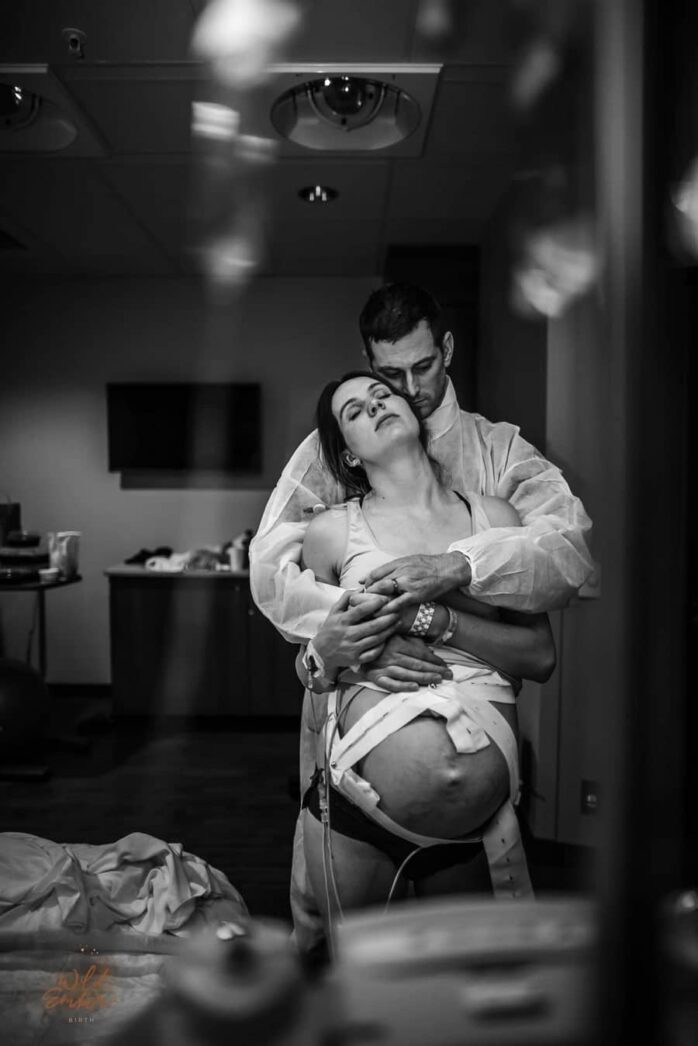 Partner ondersteunt vrouw bij weeën