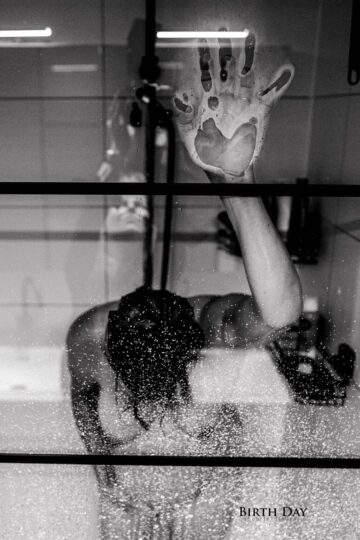 Vrouw vangt weeën op onder de douche