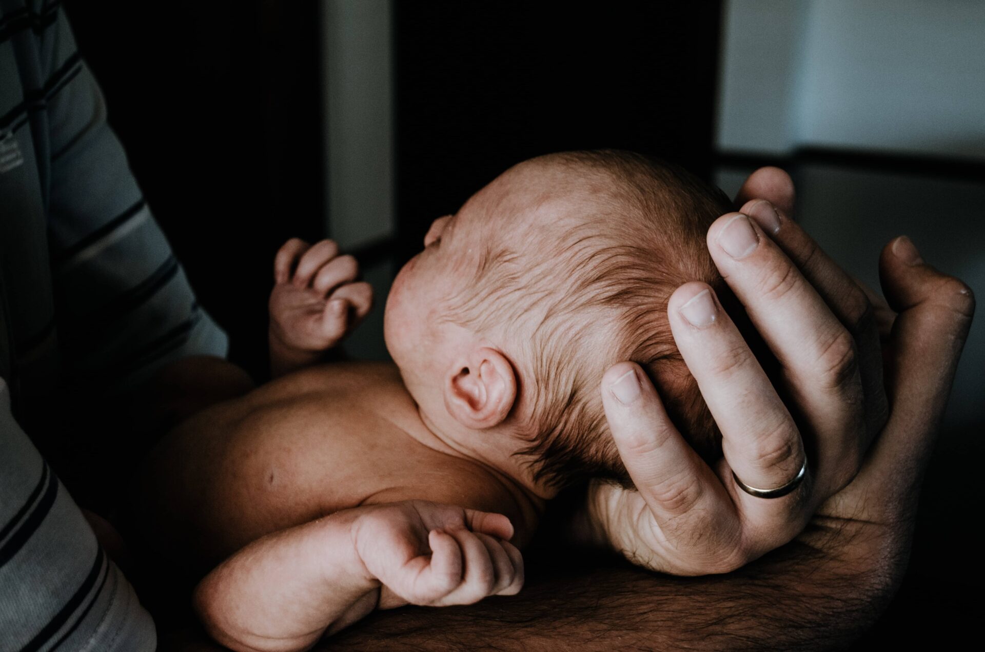 Baby met Bijbelse namen in handen van vader