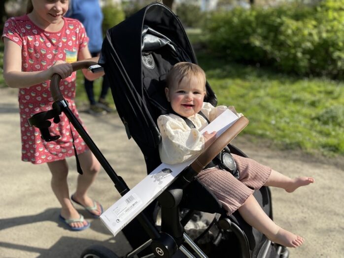 Ilja blij in de Cybex Kinderwagen