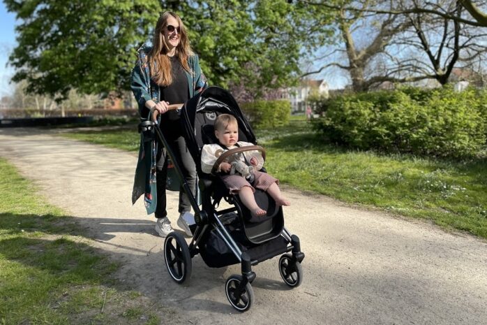 Roos en Ilja lopen met de Cybex Priam door het park