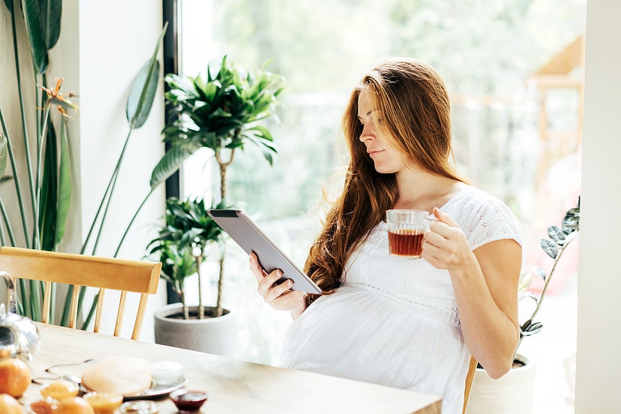 Vrouw die last heeft van zwangerschapskwaaltjes zoekt voedingstips op
