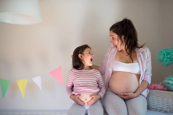 Zwangere vrouw met dochter