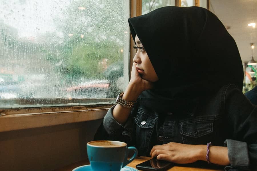 Vrouw is verdrietig door stemmingswisselingen