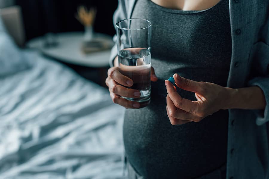 Zwangere vrouw gebruikt medicijnen