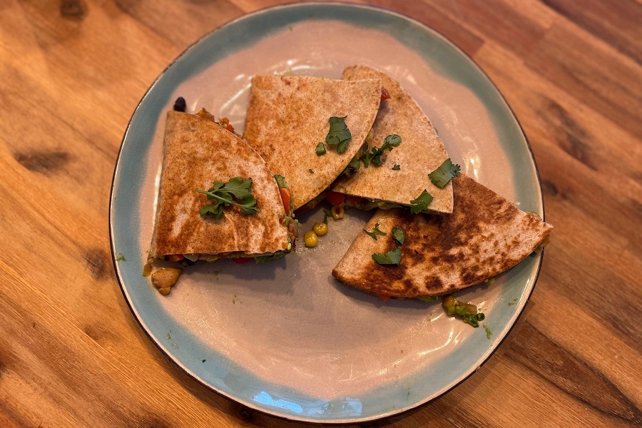 Gezond avondeten van quesadilla's met kip