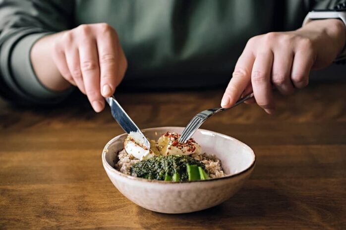 Zwangere vrouw eet salade