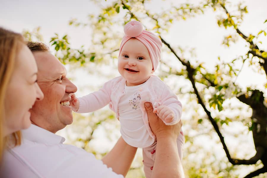 Baby met schisis wordt door ouders vastgehouden