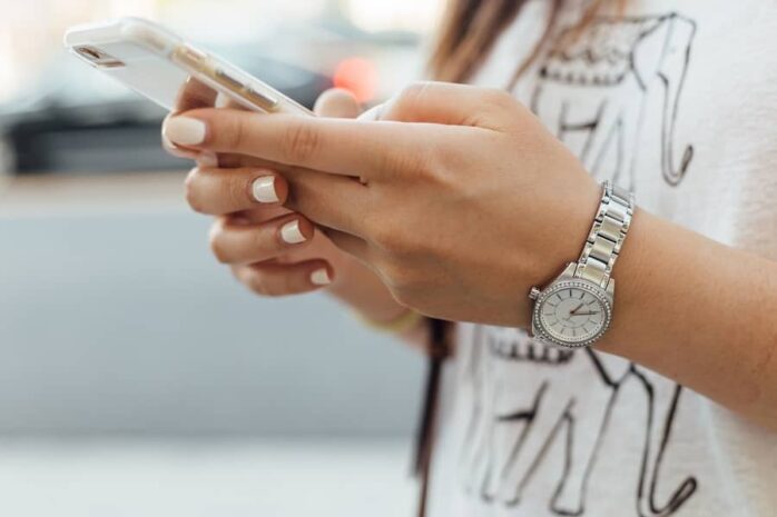 Vrouw werkt tijdens zwangerschapsverlof online dagboek bij