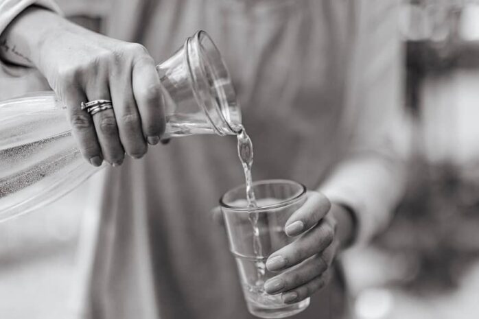 Vrouw drinkt water