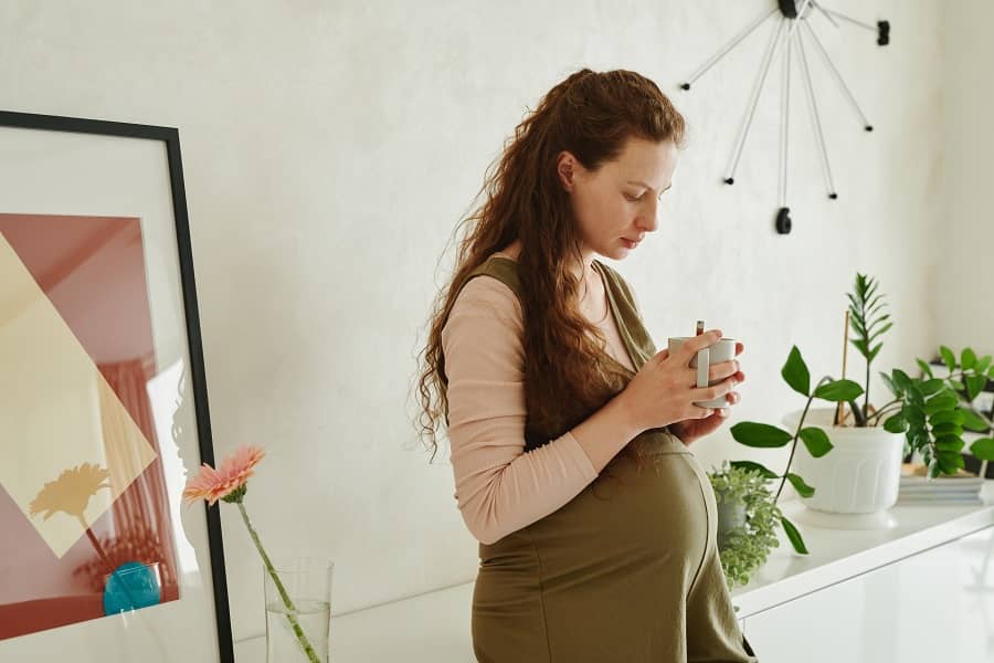 Zwangere vrouw met pijnlijke tepels