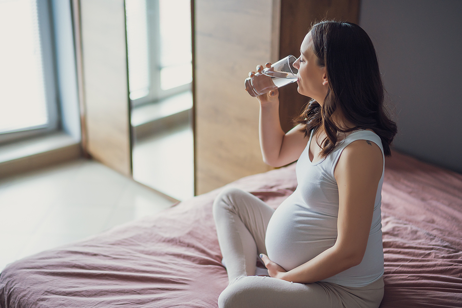 Zwangere vrouw drinkt water