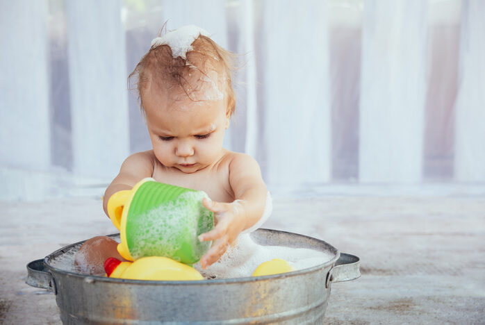 Kindje wat buiten de afwas doet zomerhacks