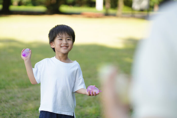Kind wat met waterballonnen speelt zomerhacks