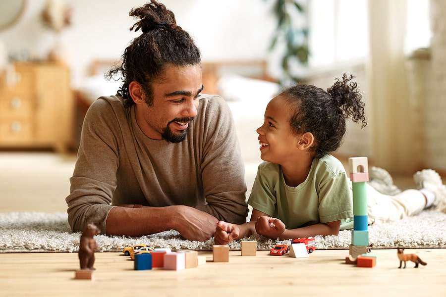 Vader heeft als opvoedstijl gentle parenting en voedt zijn kind op.
