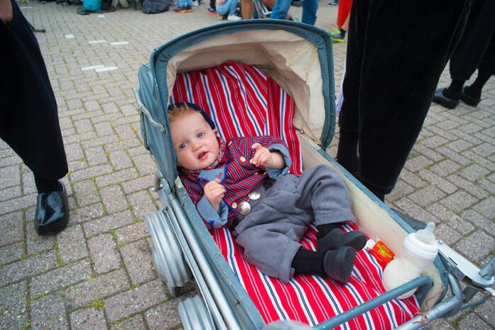 Jongen in wagen met oud-Hollandse naam