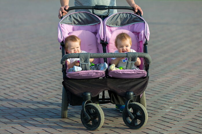 Tweeling in een tweelingwagen