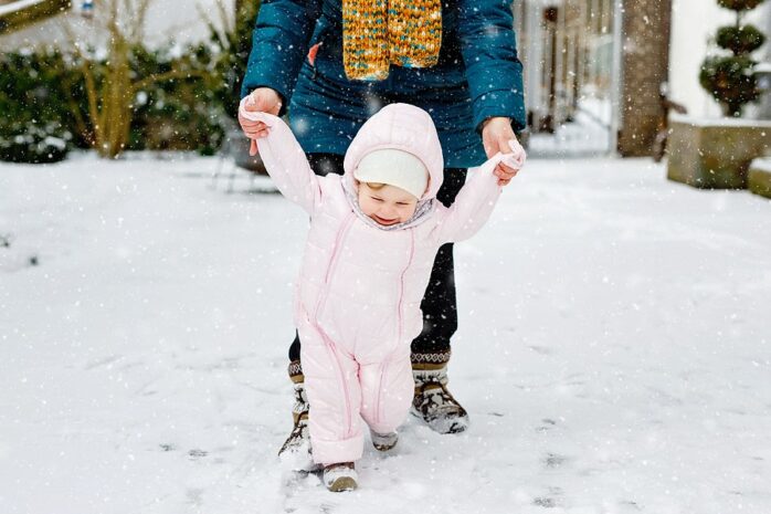 Baby met winterse naam in de sneeuw