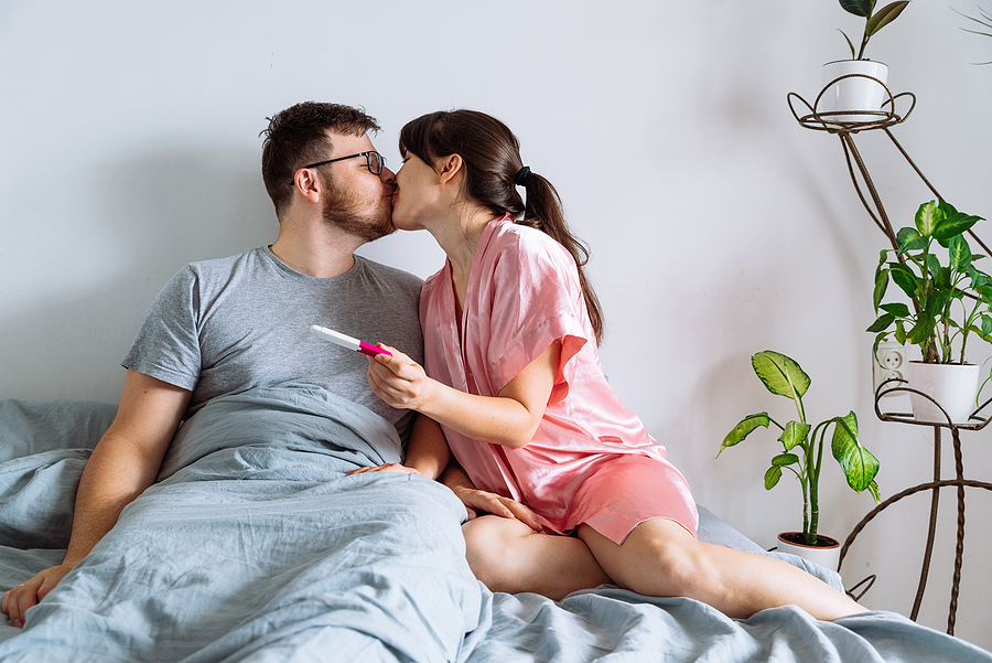 6. SSW Paar mit positivem Schwangerschaftstest