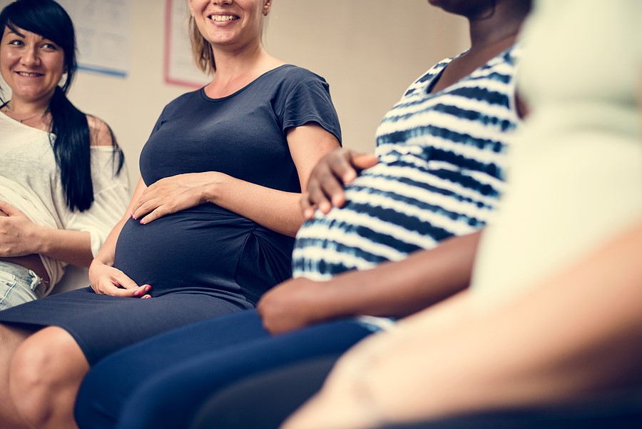 15.SSW Schwangere Frauen bei einem Rundgang im Krankenhaus