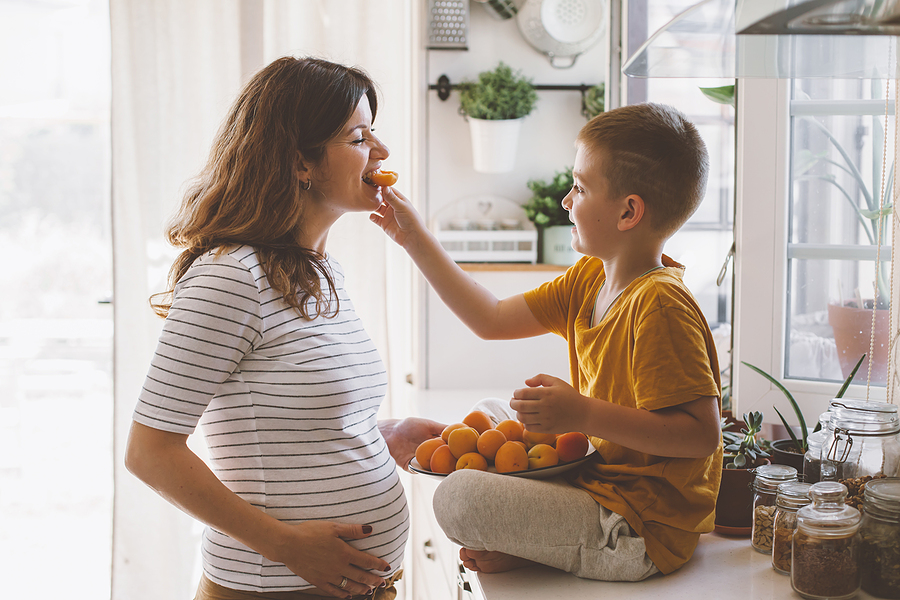 20. SSW Schwangere wird vom Kind gesund gefüttert