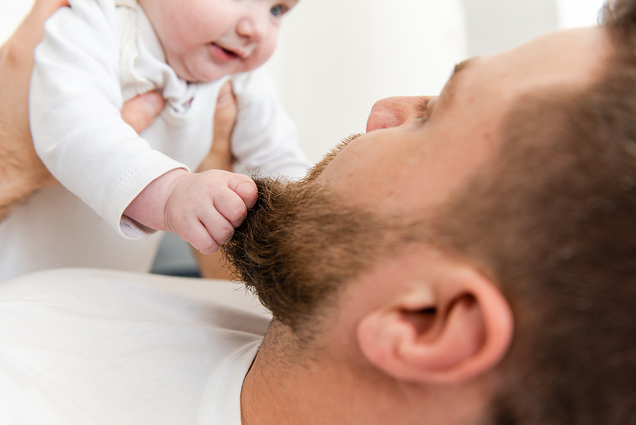 Baby 23 Wochen zieht Vater am Bart