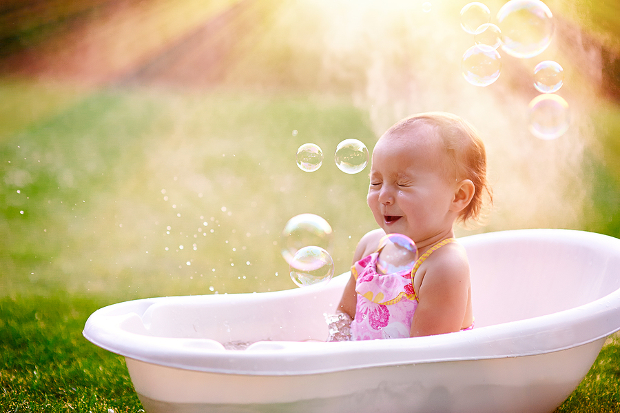Baby 23 Wochen spielt mit Seifenblasen