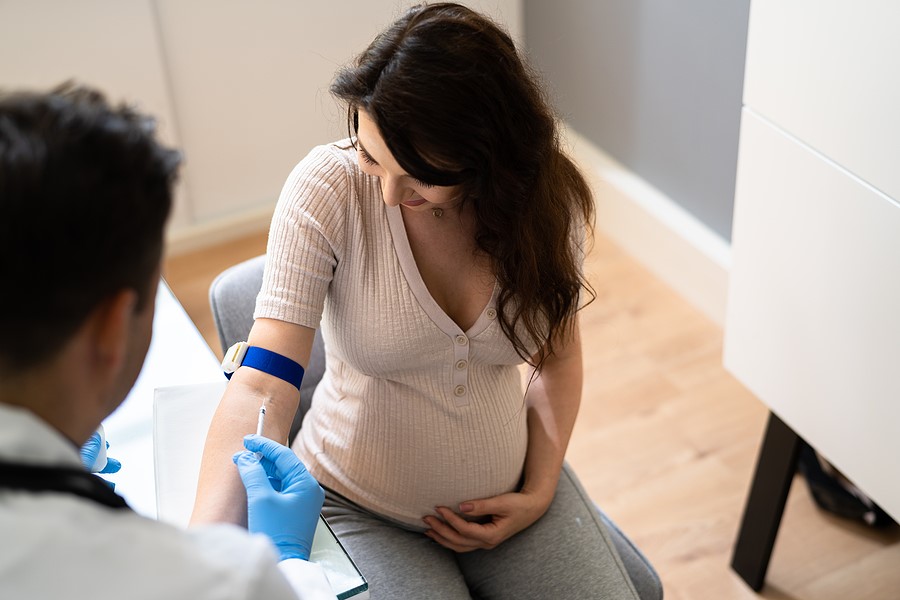 Schwangere lässt sich beim Arzt Blut aus dem Arm abnehmen