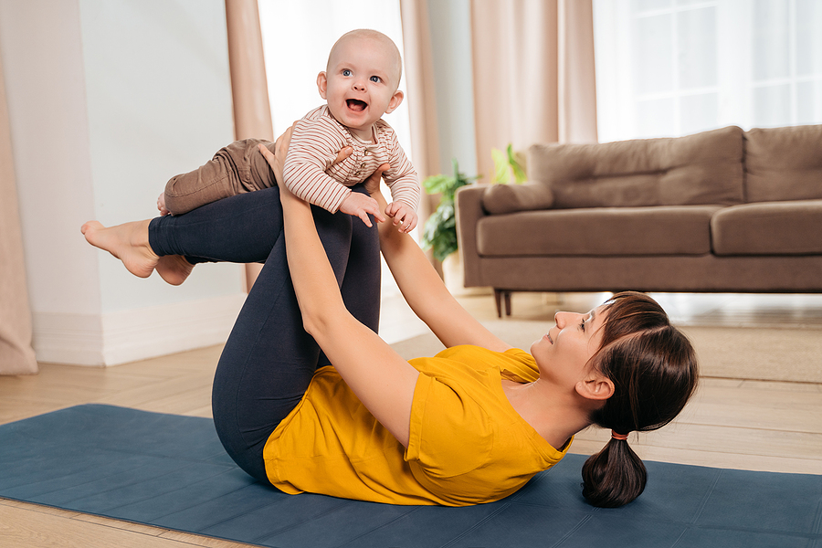 Mama macht Sport mit ihrem Baby um eine Rektusdiastase zu behandeln.