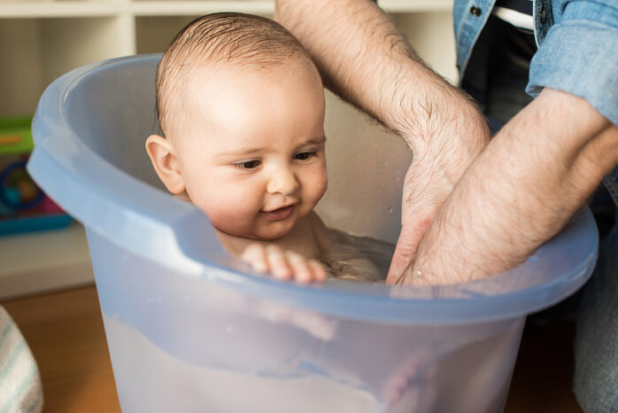Baby in Badeeimer